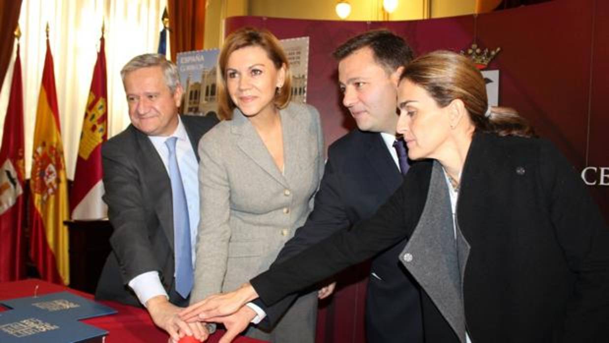 Presentación del sello del centenario de la plaza de toros de Albacete, con Cospedal y el alcalde