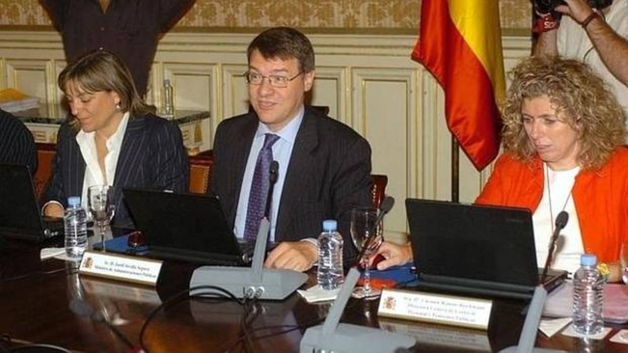 Carmen Román, a la derecha con chaqueta roja, en 2006, cuando estaba en el Ministerio de Administraciones Públicas