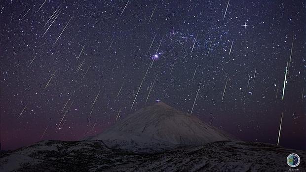 Composición de la lluvia de estrellas fugaces Gemínidas sobre el Teide, en Tenerife, en una imagen de archivo