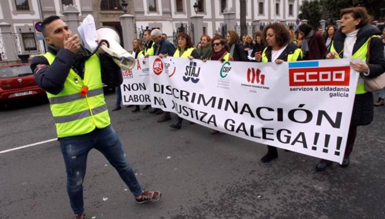 Manifestación de los trabajadores de la justicia, ayer en La Coruña