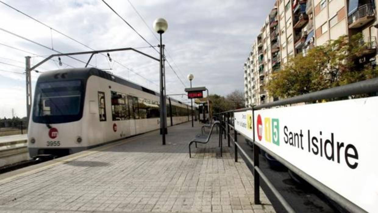 Un convoy de Metrovalencia parado en una estación de la red