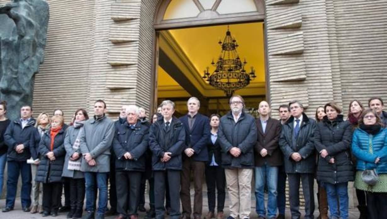 Minuto de silencio este miércoles frente al Ayuntamiento de Zaragoza tras la muerte de Víctor Laínez