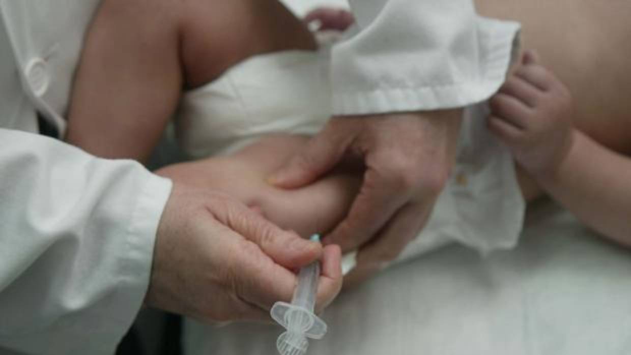 Imagen de archivo de la vacunación de un niño