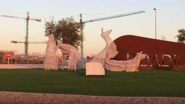 Colocan de manera obscena las figuras de un belén navideño gigante en Madrid