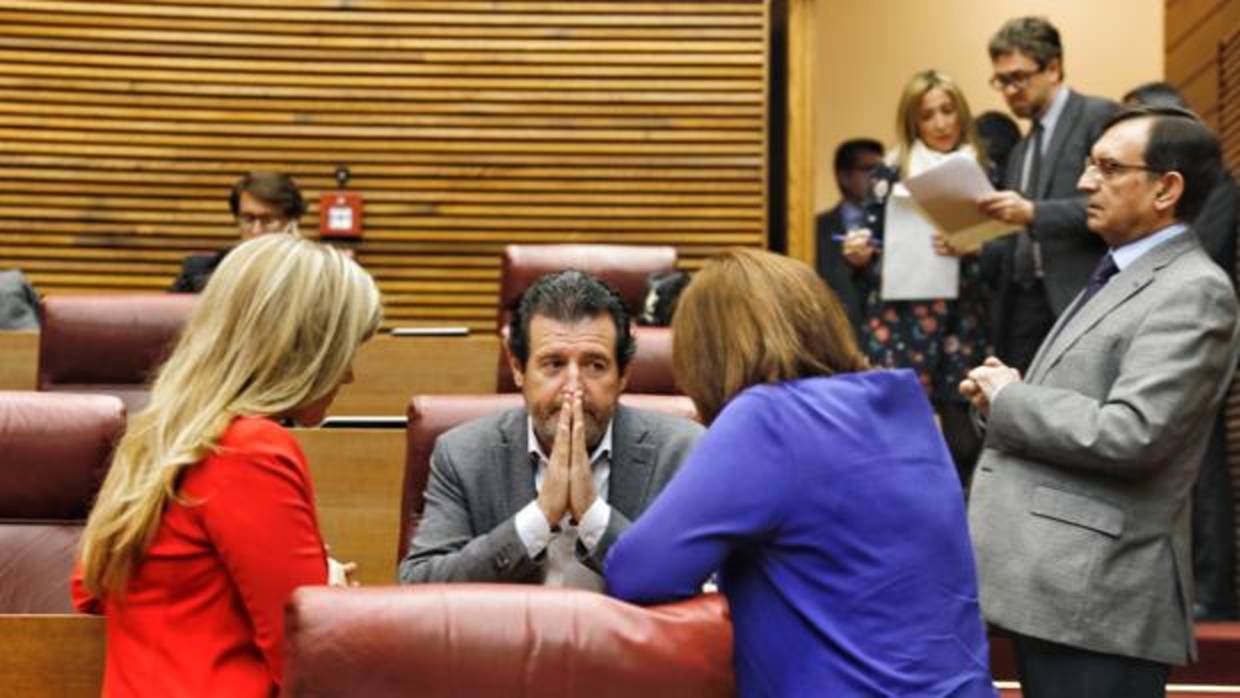 Imagen de José Císcar con Isabel Bonig y Eva Ortiz tomada en las Cortes Valencianas