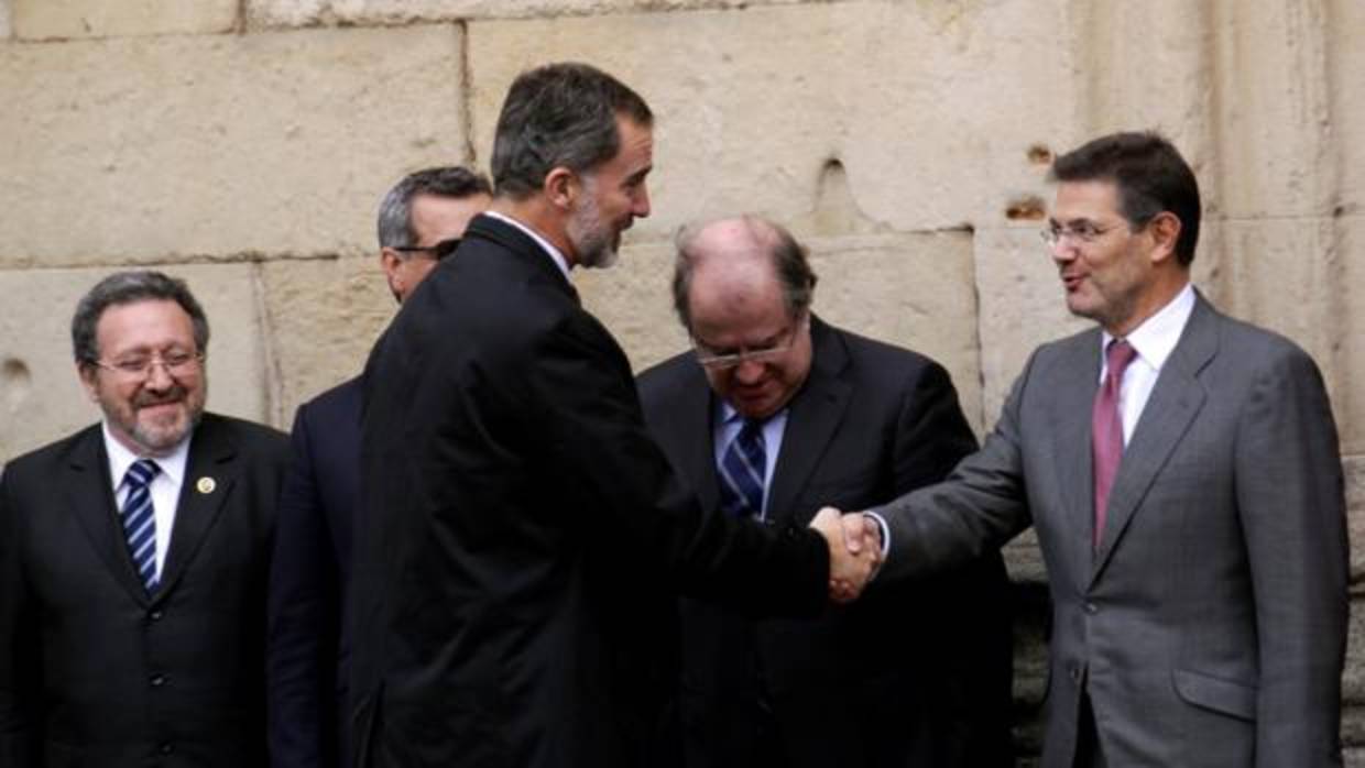 El rey Felipe VI saluda al ministro Rafael Catalá en presencia del presidente de Castilla y León, Juan Vicente Herrera