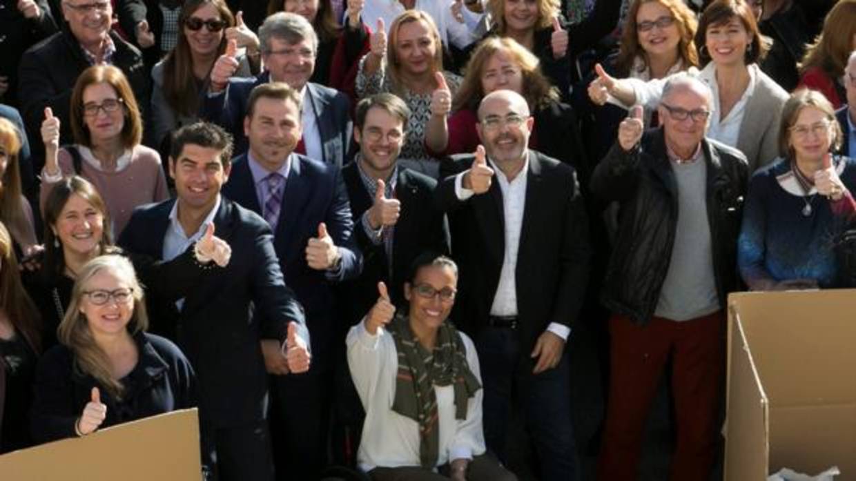 Los directivos de Suma y la Diputación, con empleados del organismo en la campaña solidaria