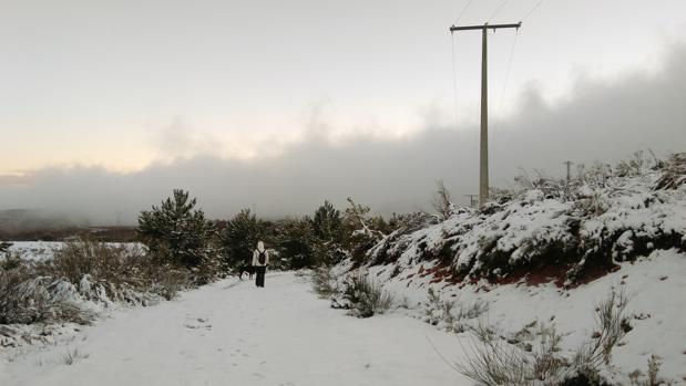 Dos tramos de carreteras cerrados y en otro es obligatorio circular con cadenas por la nieve