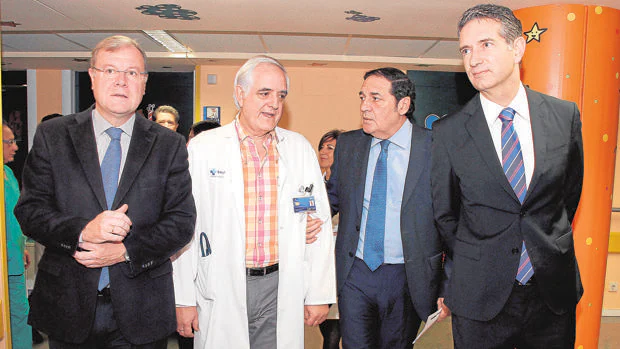 El consejero de Sanidad junto a Antonio Silvan y Miguel Ángel Turrado en su visita al Hospital de León
