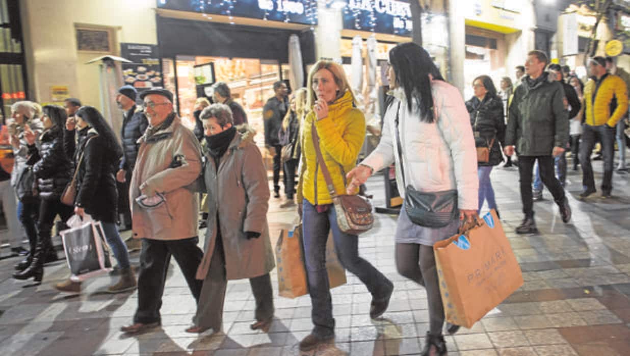 Personas de compras por el centro de Madrid
