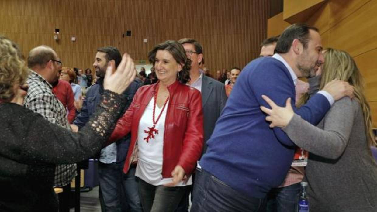 El secretario de organización del PSOE, José Luis Ábalos, junto a Mercedes Caballero saludando a militantes, este sábado en Valencia
