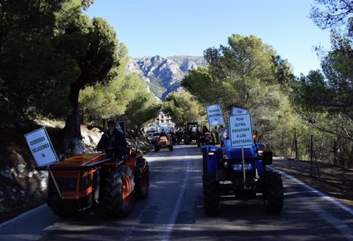 Varios tractoristas con carteles circulando por la carretera este sábado