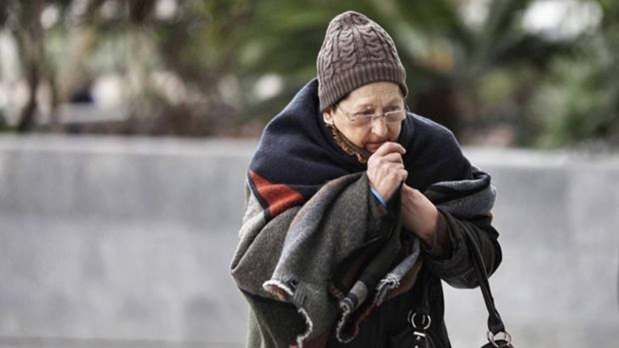 Una mujer se protege del frío en Valencia