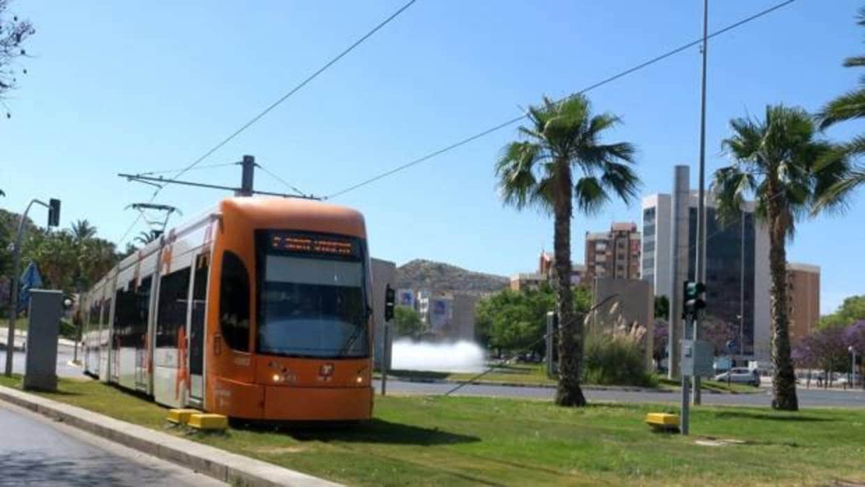 Un tranvía del TRAM circulando por Alicante