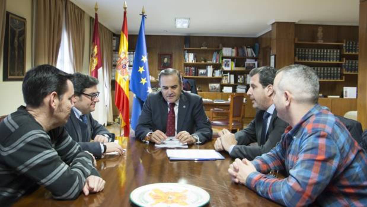 Momento de la reunión en la Delegación del Gobierno