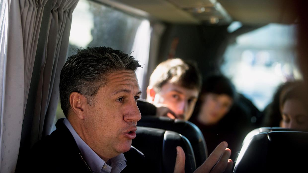 Xavier García Albiol charla con los periodistas en el autobús de la campaña electoral