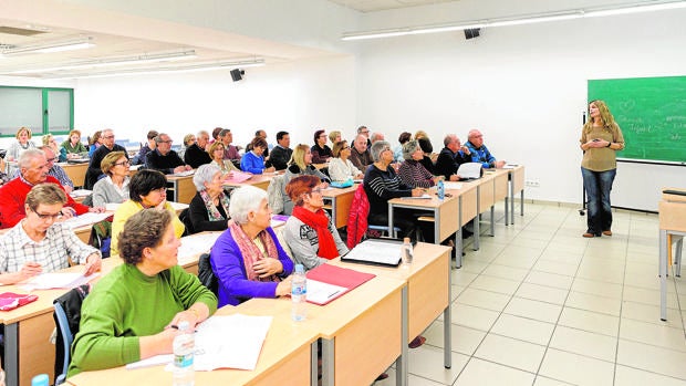 Los participantes de la Universidad de la Experiencia en la Facultad de Educación de Valladolid