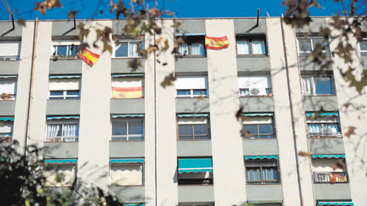 Banderas españolas en el distrito de San Martí de Provençals, en el que los partidos no secesionistas arrasan en las elecciones