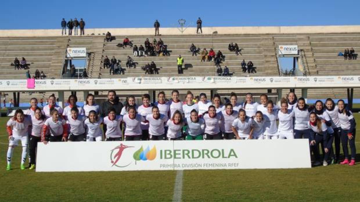 Amores se fotografió con las jugadoras antes del partido