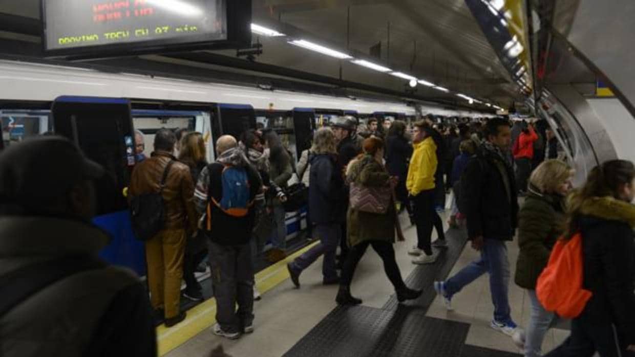 Decenas de pasajeros entran y salen de un vagón de Metro, en una huelga anterior