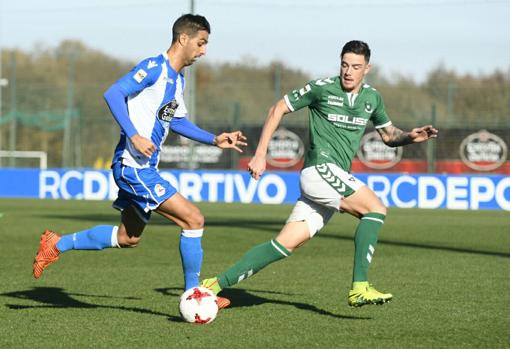 Toño Vázquez acosa a un jugador del Fabril