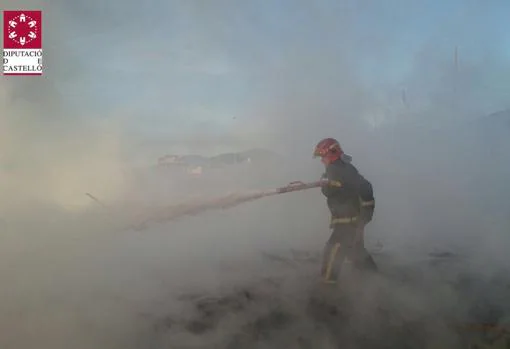 Los Bomberos luchan contra un incendio en una zona forestal junto a un polígono en la Vall d&#039;Uixò