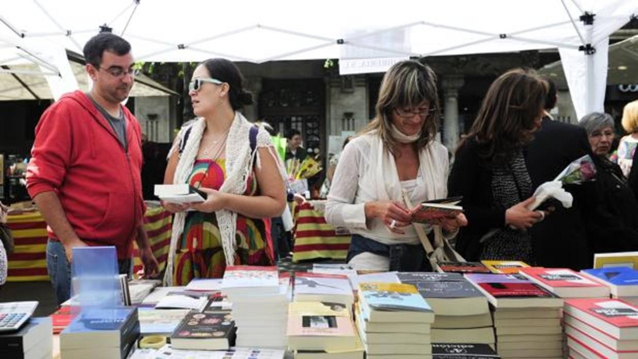 Un tenderete con libros durante el último Sant Jordi