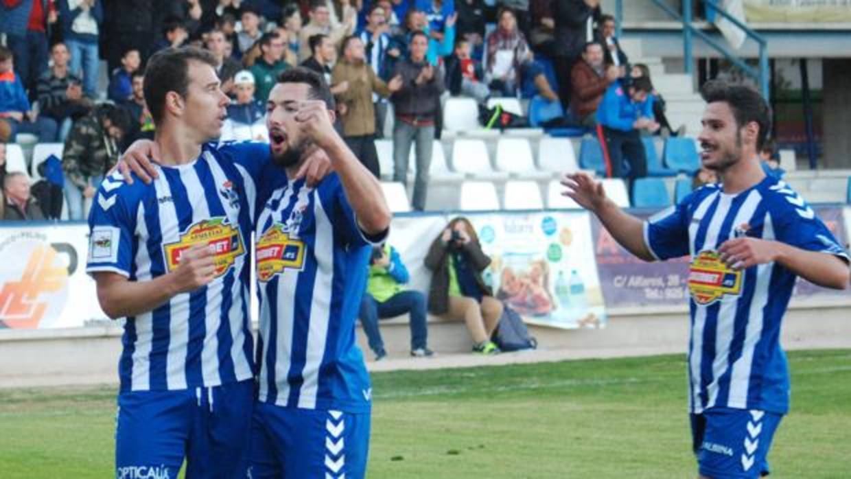 Miguel Espinar celebra un gol