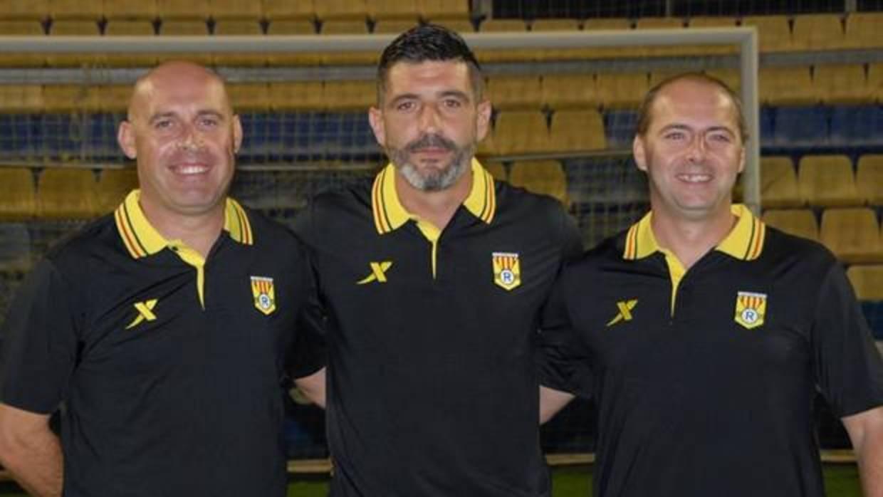 Alfredo Argensó, en el centro, junto a dos técnicos de su equipo en la ciudad deportiva del Villarreal