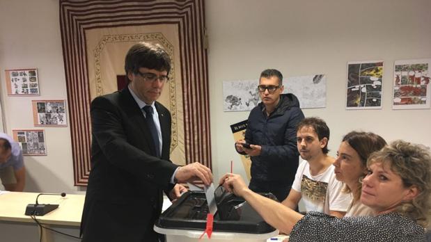 Puigdemont «compra» el voto de una joven para participar en las elecciones de Cataluña del 21D