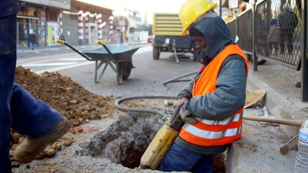 Subsahariano trabajando en unas obras de reparación de pavimento en Zaragoza