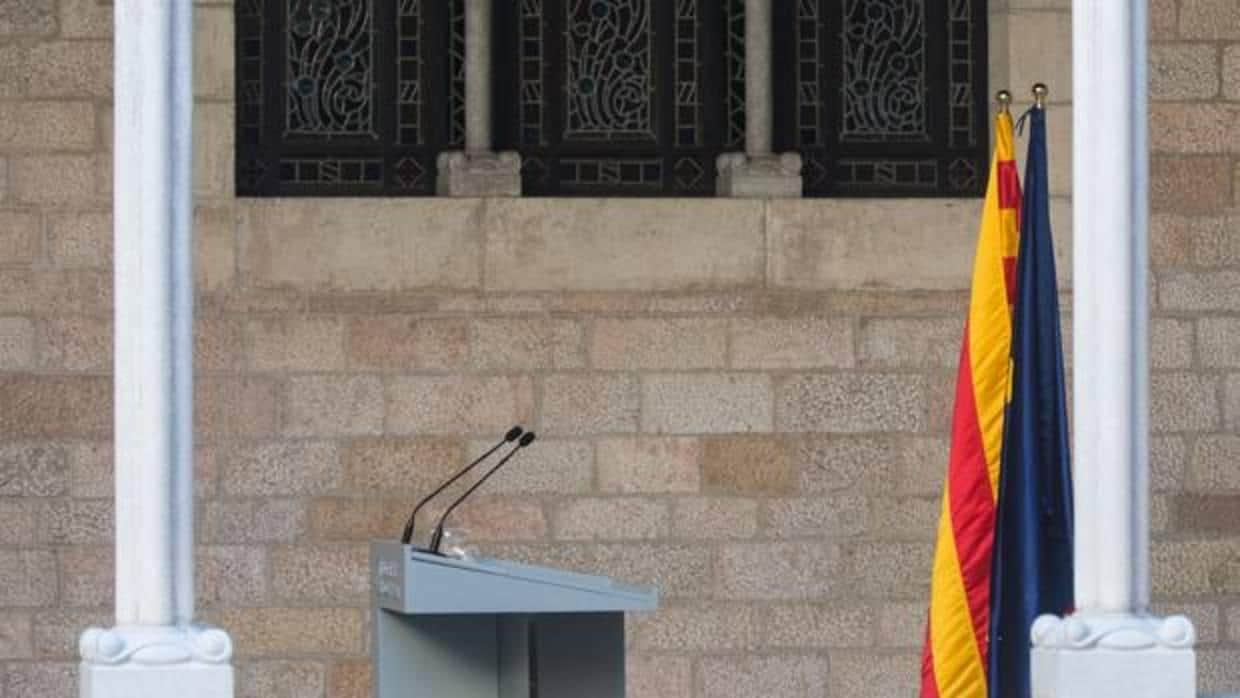 Solitario atril a la espera de «inquilino» en el Palacio de la Generalitat