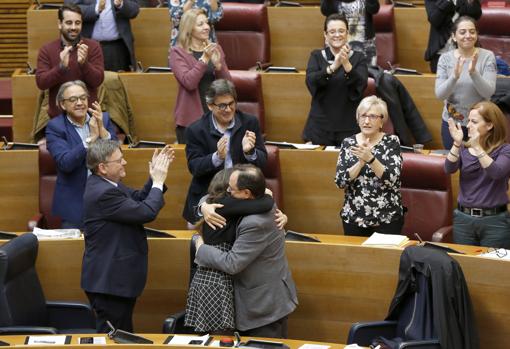 Oltra abraza al conseller Soler tras la aprobación de los presupuestos