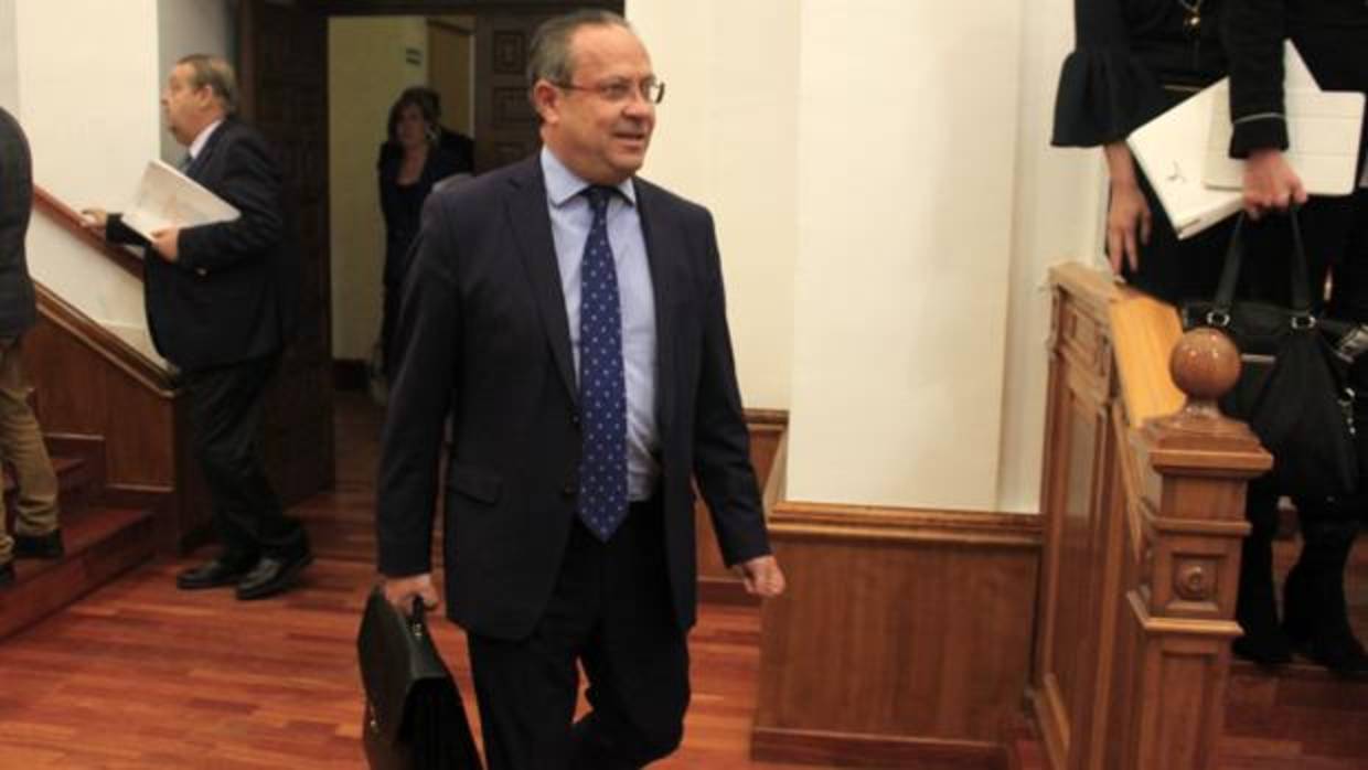 El consejero de Hacienda, Juan Alfonso Ruiz Molina, entrando en el salón de plenos de las Cortes