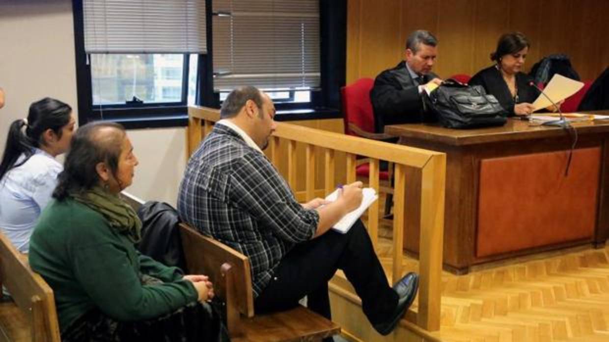 Sinaí Giménez, tomando notas, durante la sesión del juicio ayer en los juzgados de Vigo