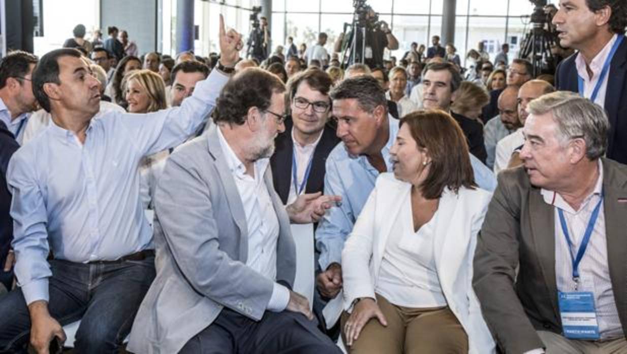 Rajoy y Bonig conversan con García Albiol en un acto del PP celebrado en Alboraya el 2 de septiembre