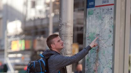 Un turista, consultando un plano en Madrid