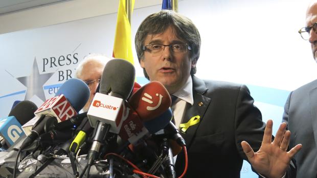 El soberanismo echa el freno al «procés» mientras Puigdemont se exilia de la realidad