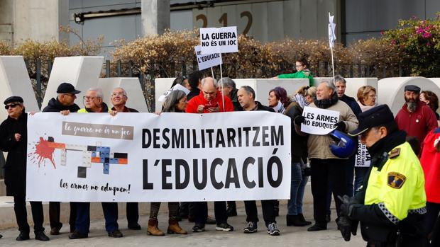 Celebran una protesta contra la presencia de un stand del Ejército en Expojove