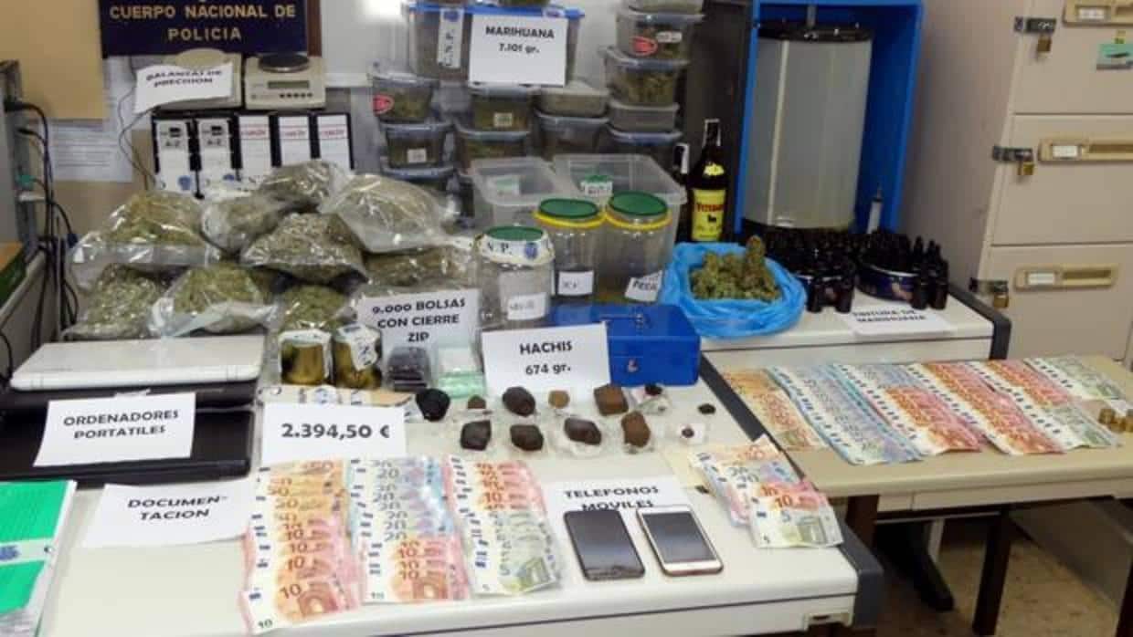 Parte del abundante material, droga y dinero en efectivo que ha intervenido la Policía