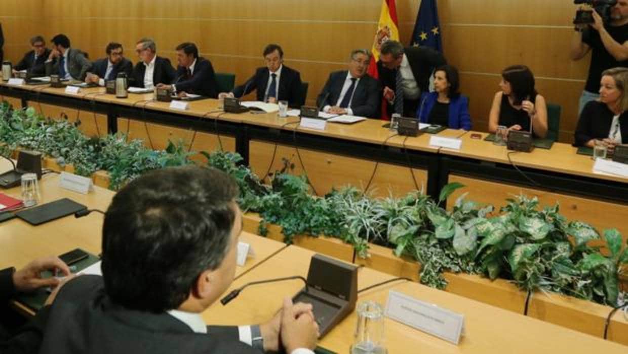 Reunión del pasado mes de agosto, con los partidos invitados, tras los atentados en Cataluña