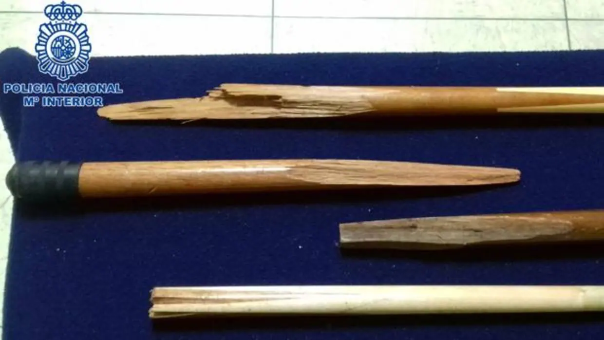 Restos de palos de billar utilizados en la pelea