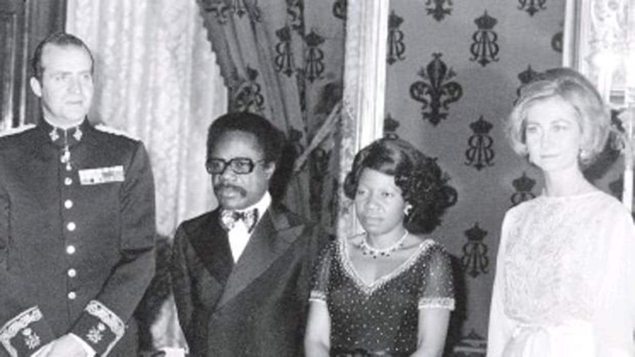 Los Reyes con Omar Bongo Ondimba, presidente de Gabón, y su esposa en Madrid en noviembre de 1977