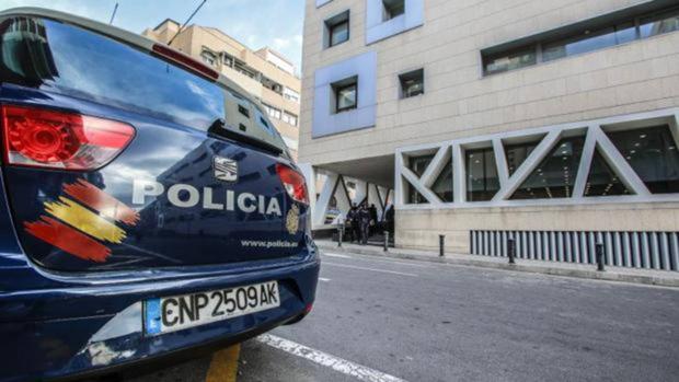 Un conductor ebrio de 72 años amenaza a otro con un bastón estoque por una plaza de aparcamiento