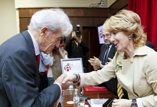 La ex presidenta de la Comunidad de Madrid, Esperanza Aguirre, felicita al empresario Aurelio Delgado, PremioEmpresa/Empresario del Año 2010