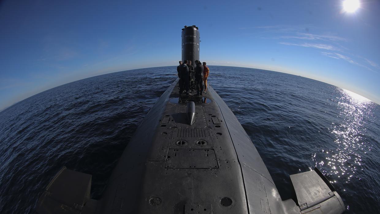 Imagen de buzos en la cubierta del submarino S-73 «Mistral», en aguas del Mediterráneo