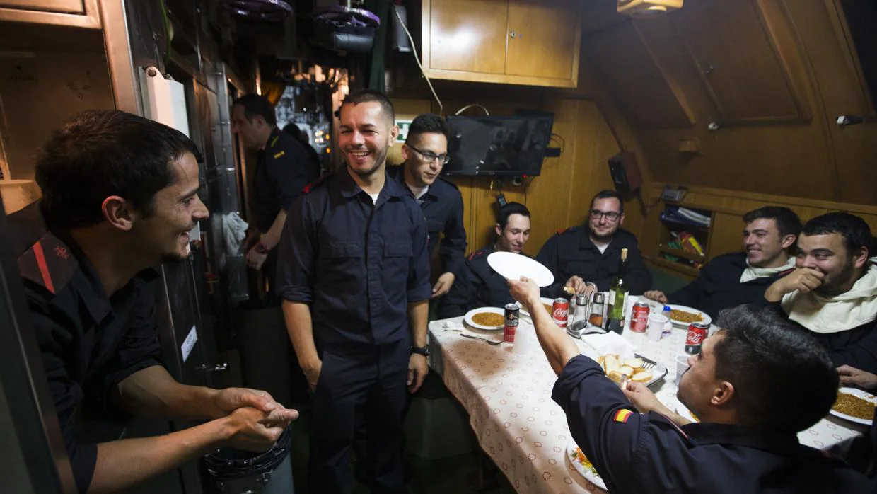 Algunos marinos del submarino «Mistral» bromean en la hora del almuerzo