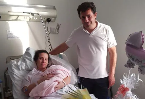 Enrique y Miriam con su hija Patricia, en el hospital Nuestra Señora de Talavera