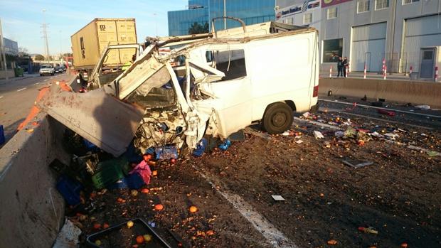 Un hombre muere tras el brutal choque frontal entre un camión y una furgoneta en la V-23 en Sagunto