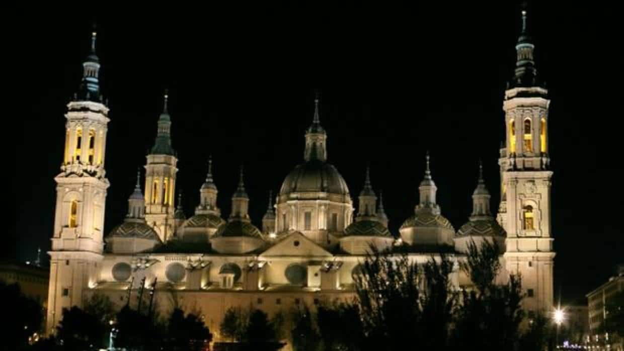 Vista nocturna de la zaragozana Basílica del Pilar